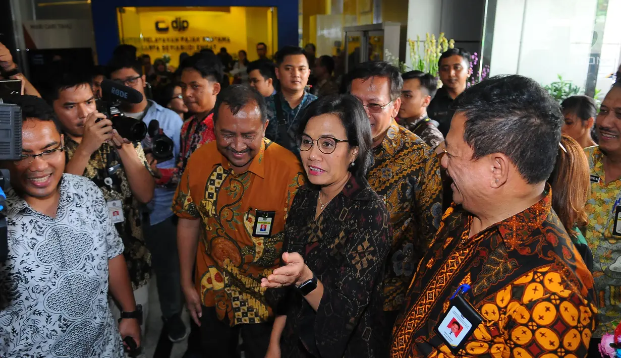 Menkeu Sri Mulyani Indrawati meninjau kegiatan pelaporan SPT pajak penghasilan (PPh) di kantor pelayanan Pajak, Jakarta, Jumat (29/3). Sri Mulyani mengecek langsung proses laporan SPT dengan batas pelaporan SPT untuk orang pribadi adalah per 31 Maret 2019. (Liputan6.com/Angga Yuniar)