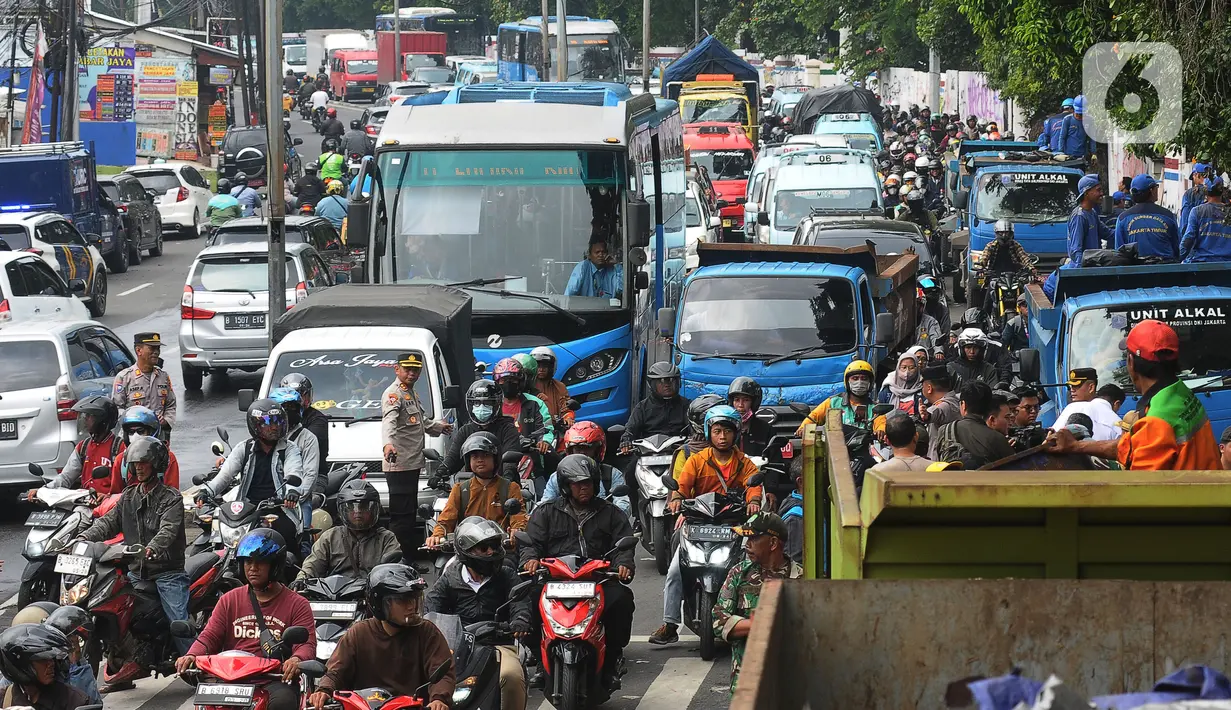 Arus lalu lintas di kawasan tersebut mengalami kemacetan panjang di kedua arah. (merdeka.com/Imam Buhori)