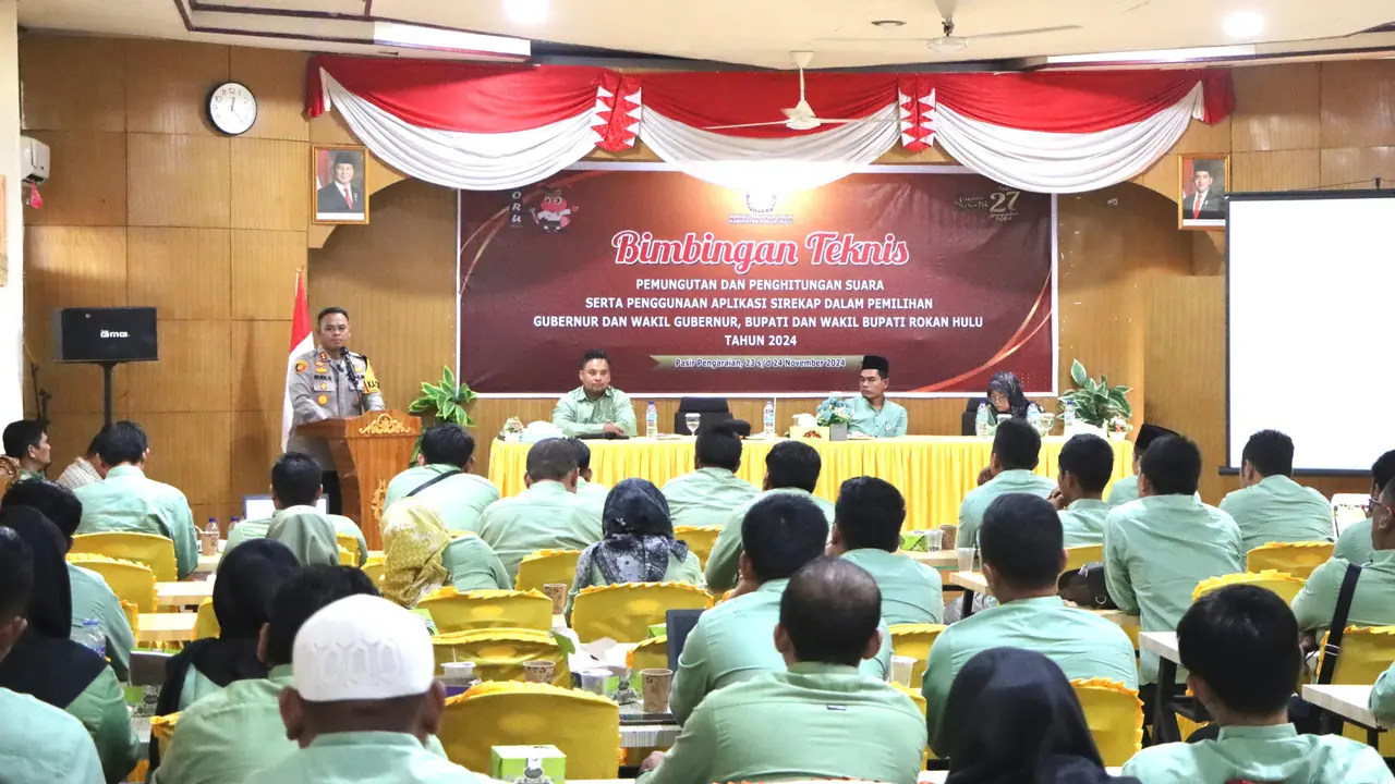Kapolres Rohul AKBP Budi Setiyono memberikan arahan dalam bimbingan teknis penggunaan Aplikasi Sirekap.