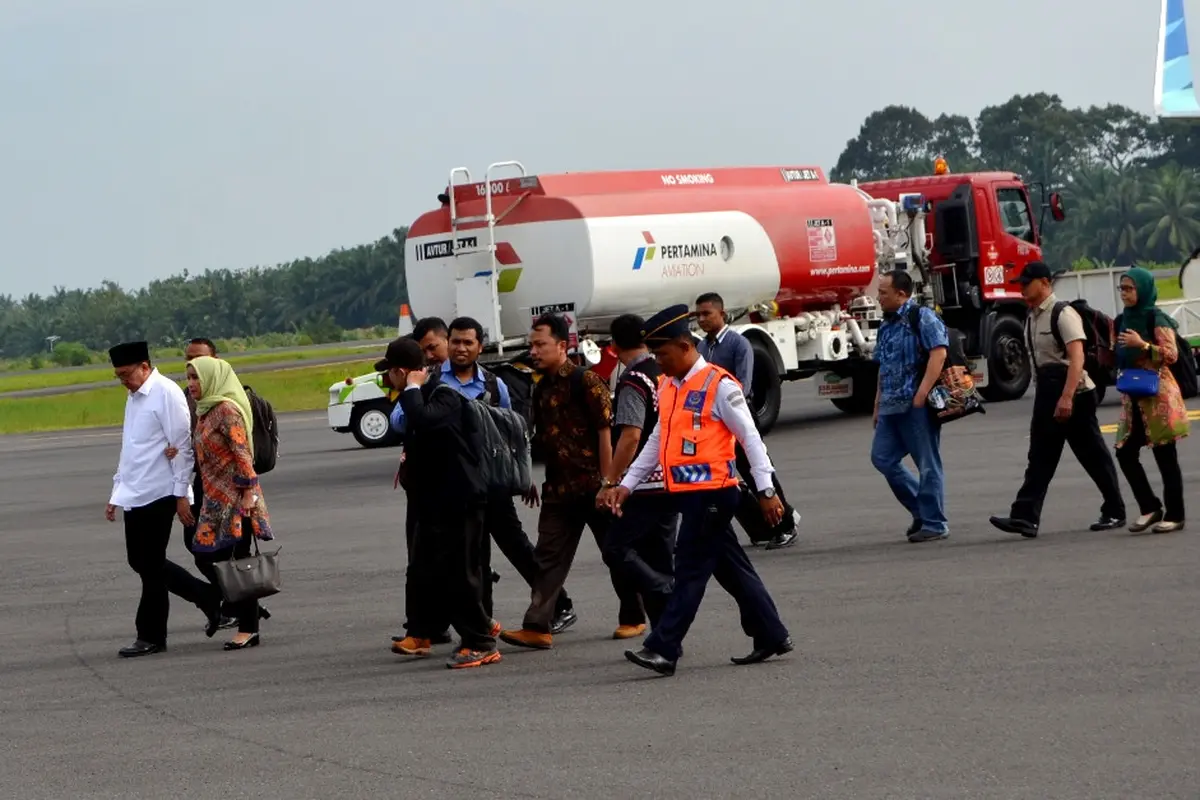 Ridwan Mukti Gandeng Istrinya Saat Dibawa KPK Ke Bengkulu