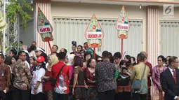 Sejumlah relawan menyaksikan prosesi kirab kereta kencana pernikahan putri Presiden Jokowi,  Kahiyang Ayu-Bobby Nasution saat menuju Gedung Graha Saba di Surakarta, Rabu (8/11). (Liputan6.com/Angga Yuniar)