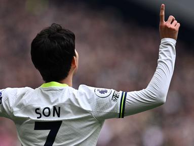 Sejak era Premier League di Liga Inggris pada musim 1992/1993, hingga kini tercatat 34 pemain telah berhasil mencetak 100 gol atau lebih bersama klub yang dibelanya. Pemain terbaru yang meraih catatan tersebut adalah sayap kiri Tottenham Hotspur, Son Heung-min, top skor Liga Inggris musim 2021/2022 lalu yang musim ini telah mencetak 7 gol bagi Spurs. Ia bergabung dengan 4 pemain lain di musim 2021/2022 sebagai 5 pemain terakhir yang mampu mencatatkan 100 gol di Liga Inggris. Berikut daftar lengkapnya. (AFP/Ben Stansall)