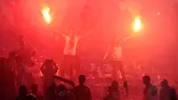 Usai wasit meniup peluit panjang, beberapa suporter Persib Bandung langsung menyalakan kembang api di Stadion Si Jalak Harupat, (10/6/2014). (Liputan6.com/Helmi Fithriansyah)