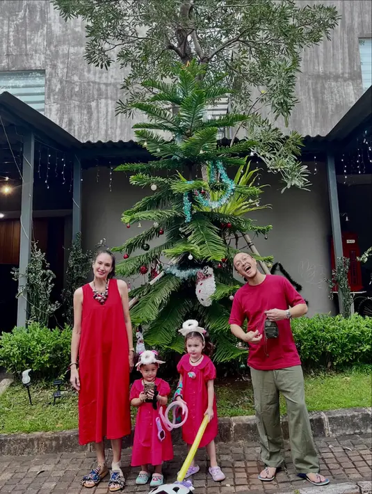 Keluarga Dimas Anggara dan Nadine Chandrawinata kompak kenakan busana serba hitam. Nadine sendiri tampil kembar dengan kedua putrinya dalam balutan dress yang nyaman [@nadinelist]