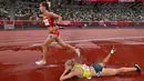 Genevieve Gregson asal Australia terjatuh saat final lari halang rintang 3000m putri pada Olimpiade Tokyo 2020 di Olympic Stadium, Tokyo, Rabu (4/8/2021). (Foto: AFP/Andrej Isakovic)