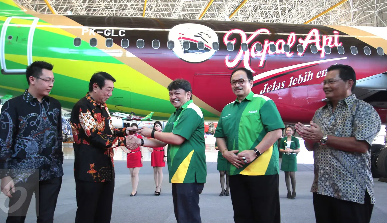 Direktur PT Santos Jaya Abadi Soedomo Margonoto (dua kiri) menerima miniatur pesawat dari CEO Citilink Indonesia Albert Burhan (tiga kiri) saat peluncuran pesawat Citilink-Kapal Api di Bandara Soetta, Tangerang,(6/11/2015).(Liputan6.com/Angga Yuniar)