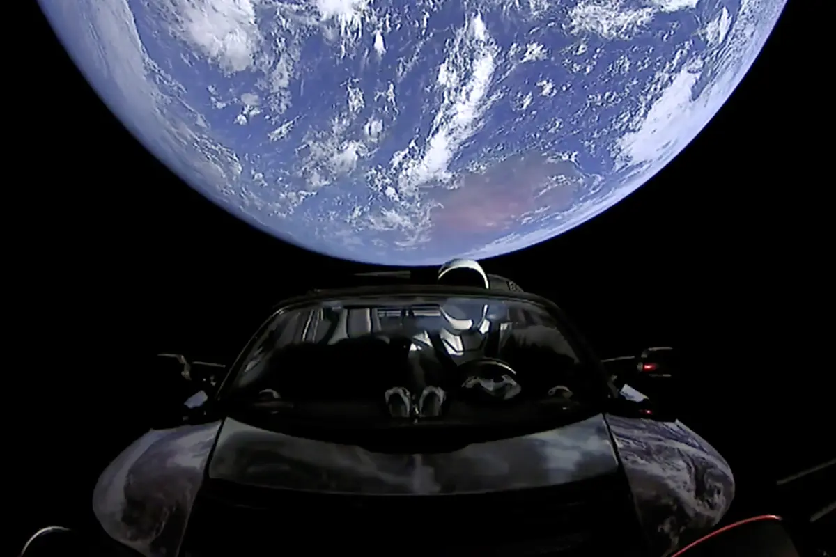 Lewat Roket Falcon Heavy, Ini Mobil Listrik Pertama yang ke Luar Angkasa