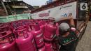 Pekerja menata tabung gas elpiji di salah satu agen di Rawasari, Jakarta, Selasa (12/7/2022). Ditengah kenaikan harga gas LPG nonsubsidi seperti Bright Gas dan tabung elpiji 12 kg, Manajemen PT Pertamina Patra Niaga memastikan harga untuk LPG subsidi 3 kg tidak mengalami kenaikan atau tetap. (Liputan6.com/Faizal Fanani)