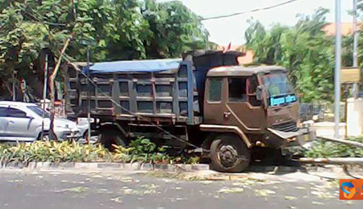 Kecelakaan tunggal terjadi di Jalan Kusuma Bangsa, Surabaya. Truk bermuatan pasir menabrak tiang listrik akibat menghindari sepeda motor.