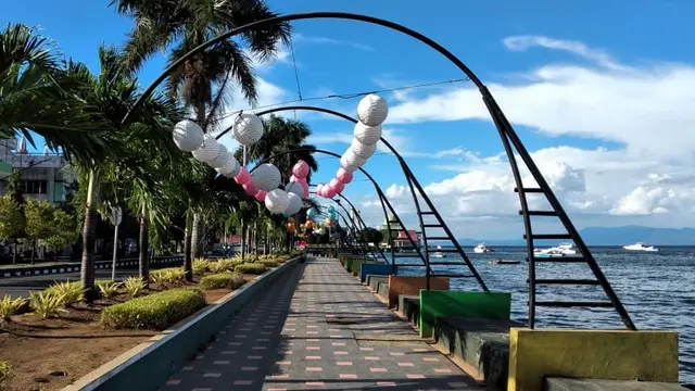 Menikmati Senja Sambil Lihat Biru Laut dan Sepinya Taman Kota di Ternate