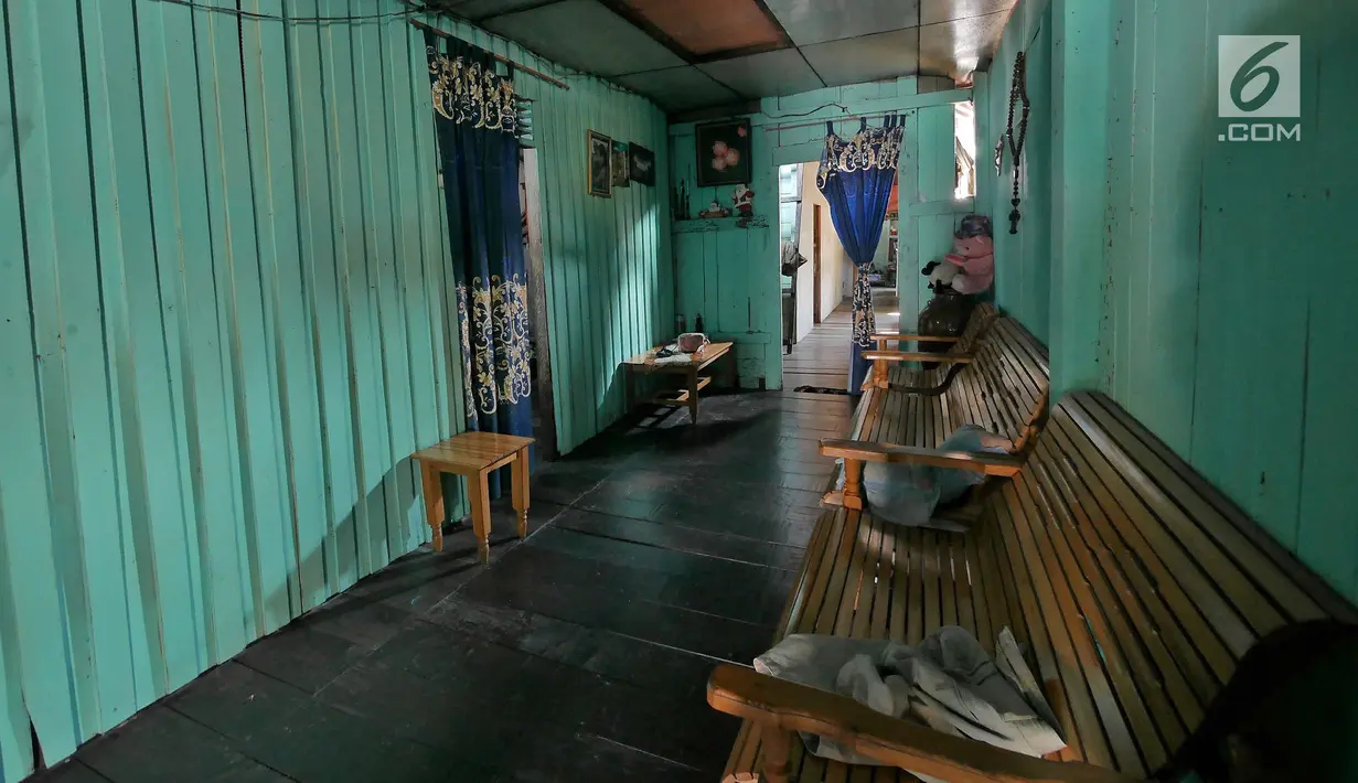 Suasana dalam  Rumah Radakng atau Rumah Panjang di Desa Saham, Kecamatan Sengah Temila, Kabupaten Landak, Kalimantan Barat, Rabu (8/8/2019). Rumah Radakng atau Rumah Panjang adalah Rumah adat Suku Dayak di Kalimantan Barat salah satu yang tertua terdapat. (Liputan6.com/Herman Zakharia)