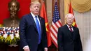 Presiden AS, Donald Trump saat bertemu dengan Presiden Vietnam Nguyen Phu Trong di Istana Kepresidenan, Hanoi (27/2). Pertemuan Trump dan Kim akan menjadi yang kedua setelah pembicaraan bersejarah di Singapura, Juni tahun lalu. (AFP Photo/Luong Thai Linh)