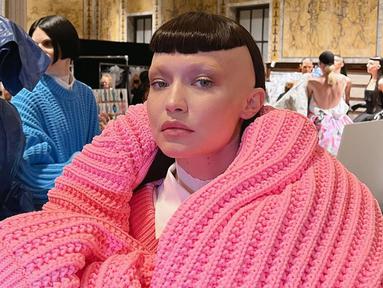 Dalam fashion show Marc Jacobs Fall 2022, Gigi Hadid tampil tak biasa dengan mencukur habis kedua sisi rambutnya, menyisakan rambut berpotongan mullet dan poni tebal yang dipotong pendek. Ibu dari Khai Hadid Malik ini juga terlihat tanpa alis. (Liputan6.com/IG/@gigihadid)