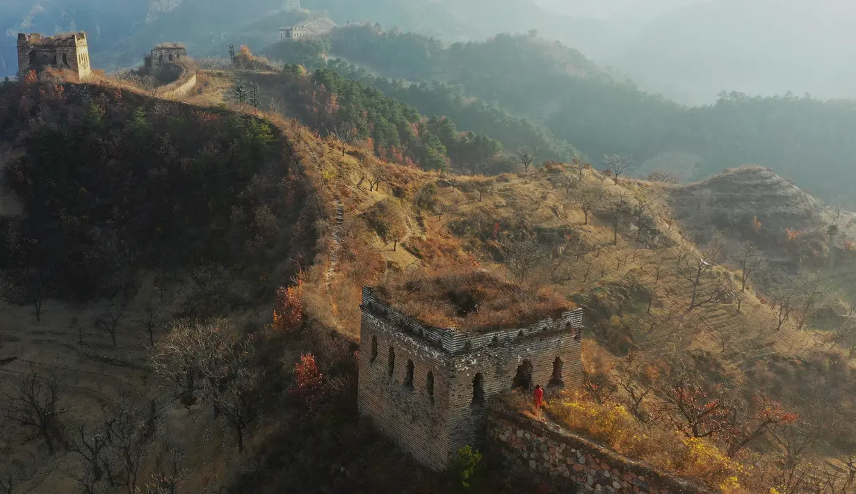 <p>Foto dari udara yang diabadikan pada 4 November 2020 ini menunjukkan wisatawan mengunjungi Tembok Besar seksi Yumuling di Wilayah Qianxi, Provinsi Hebei, China utara. (Xinhua/Yang Shiyao)</p>