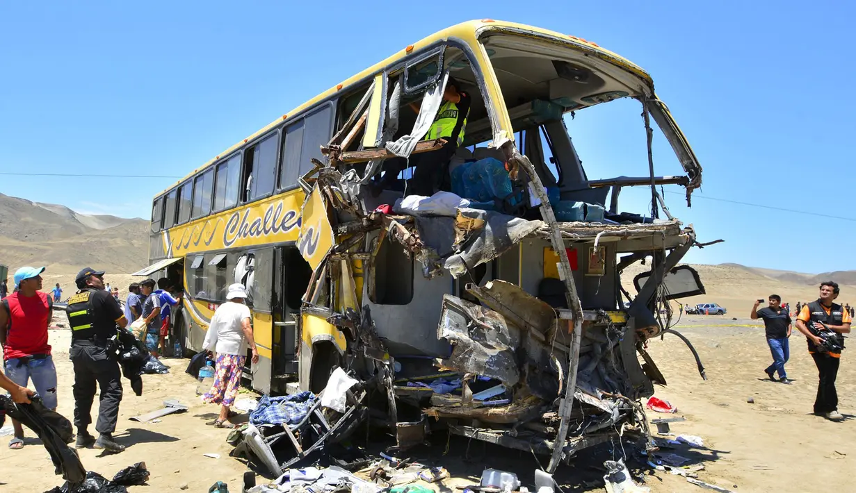 Tampak Puing-puing bus terlihat setelah tabrakan terjadi di jalan tol Kota Huarmey, Senin (23/3/2015). Insiden ini setidaknya menewaskan  34 orang tewas dan 70 luka-luka lainnya. (REUTERS/Toshiro Villanueva)