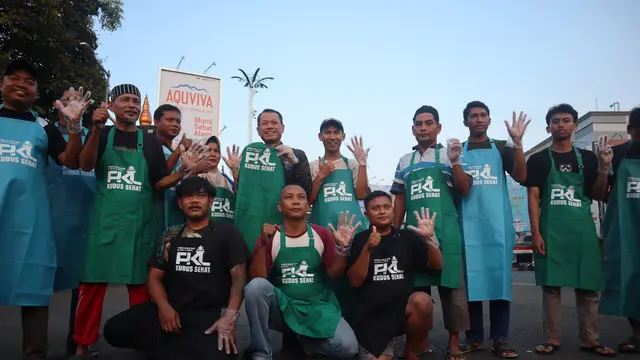 Pedagang kaki lima yang berjualan di kawasan Alun-alun Simpang Tujuh Kudus. (Liputan6.com/Arief Pramono). (Liputan6.com/Arief Pramono)