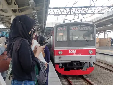 Penumpang menunggu rangkaian KRL di Stasiun Manggarai, Jakarta, Sabtu (17/12/2022). Pemerintah berencana menaikkan harga tiket Commuter Line (KRL) pada 2023. Plt Direktur Jenderal Perkeretaapian Kemenhub Risal Wasal mengatakan, pihaknya sudah menyiapkan sejumlah aturan terkait kenaikan tarif KRL. (Liputan6.com/Magang/Aida Nuralifa)