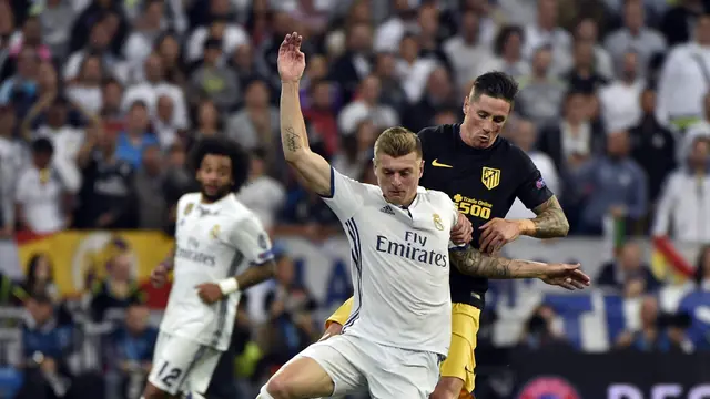 Pemain Real Madrid, Toni Kroos berduel dengan penyerang Atletico Madrid, Fernando Torres