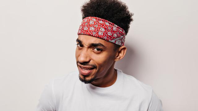 BandanaHow to wear a bandana in headband fold. (Photo: lookstudio/Freepik)