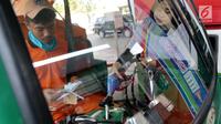 Petugas mengisi Bahan Bakar Minyak (BBM) ke kendaraan konsumen di SPBU Abdul Muis, Jakarta, Senin (2/7). PT Pertamina (Persero) secara resmi menaikkan harga Pertamax Cs akibat terus meningkatnya harga minyak dunia. (Liputan6.com/Johan Tallo)