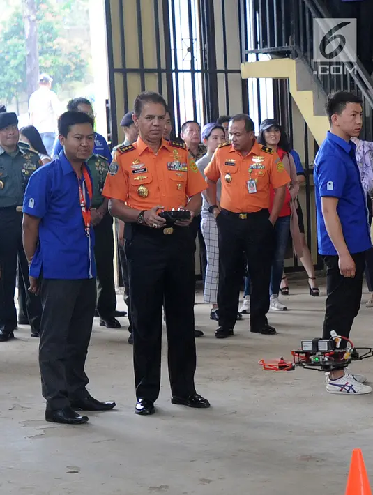 Kepala Basarnas Marsekal Muda TNI Muhammad Syaugi menjajal menerbangkan drone di PT Farmindo Inovasi Teknologi, Sentul, Bogor, Jawa Barat, (19/4). Pabrik tersebut diresmikan sebagai pabrik drone pertama di Indonesia. (Merdeka.com/Arie Basuki)