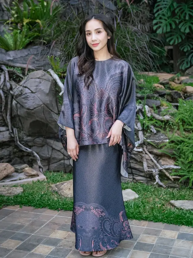 5 Potret Raffi Ahmad dan Nagita Slavina Gandeng Rayyanza Promosikan Brand Batik  (credit:instagram.com/raffinagita1717).