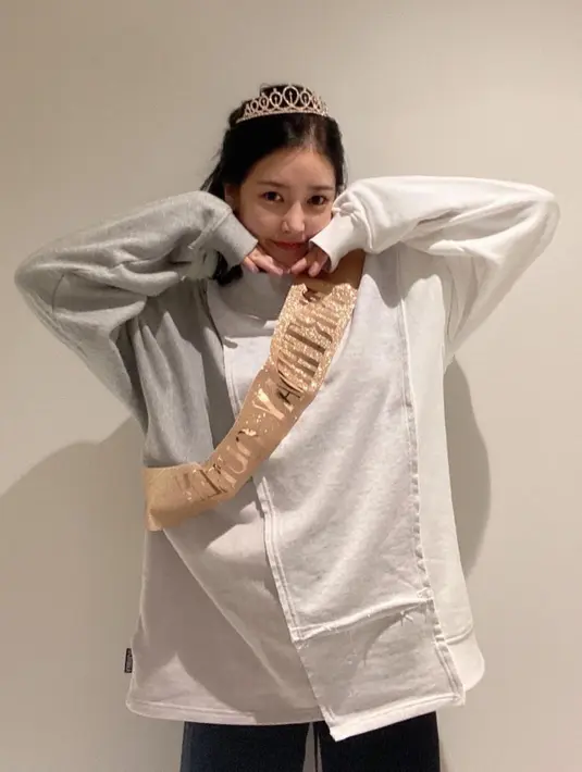 Soyeon berpose imut saat perayaan ulang tahunnya yang ke 34 tahun. Istri pemain timnas Korea Selatan tersebut terpaut usia sembilan tahun dengan sang suami. (Instagram/@melodysoyani)