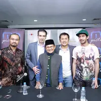 Tidak hanya Reza Rahadian, bahkan sutradara film Hanung Bramantyo mendapatkan mention dari sebuah akun di twitter beberapa adegan film Rudy Habibie. (Galih W. Satria/Bintang.com)
