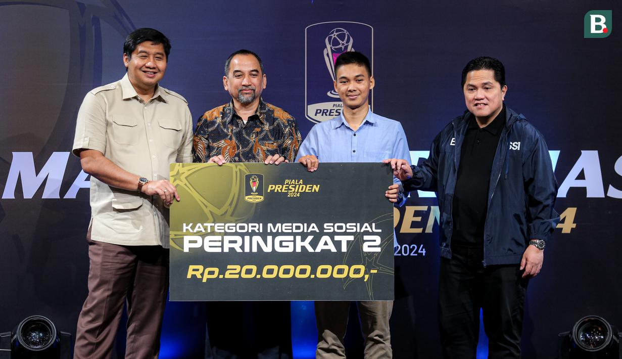 Video editor Bola.net, Pradipta Rama Baskara meraih peringkat kedua kategori video kategori media sosial Lomba Karya Jurnalistik Piala Presiden 2024 dalam acara Malam Apresiasi Piala Presiden 2024 yang berlangsung di SCTV Tower, Senayan, Kamis (19/12/2024). (Bola.com/Bagaskara Lazuardi)