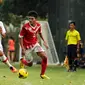 Pemain depan Timnas Indonesia U23, Yandi Sofyan Munawar (kiri), mengejar laju pemain tim Pra PON DKI Jakarta saat berlatih tanding di lapangan SPH Karawaci, Tangerang, (9/9/2014). (Liputan6.com/Helmi Fithriansyah)