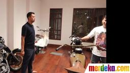 Semua motor yang ada di sana dilihat Raffi dengan seksama. Ada satu motor yang ditaksir oleh Raffi namun hingga saat ini belum dimiliki karena harganya yang mahal (YouTube/Rans Entertainment)