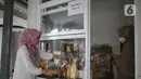 Seorang pelaku usaha mikro, kecil, dan menengah (UMKM) menata dagangan di kiosnya di kawasan terpadu Stasiun Tebet, Jakarta, Sabtu (6/11/2021). Dinas PPKUKM Provinsi DKI Jakarta menyediakan 72 kios untuk UMKM yang telah bergabung menjadi anggota Jakpreneur.  (Liputan6.com/Herman Zakharia)