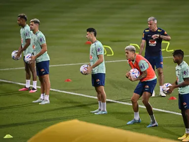 Para pemain Brasil ambil bagian dalam sesi latihan di Stadion Al Arabi SC di Doha (6/12/2022). Brasil akan bertanding melawan Kroasia pada babak perempatfinal Piala Dunia 2022 Qatar di Education City Stadium, Doha pada Jumat (9/12) pukul 22.00 WIB mendatang. (AFP/Nelson Almedia)