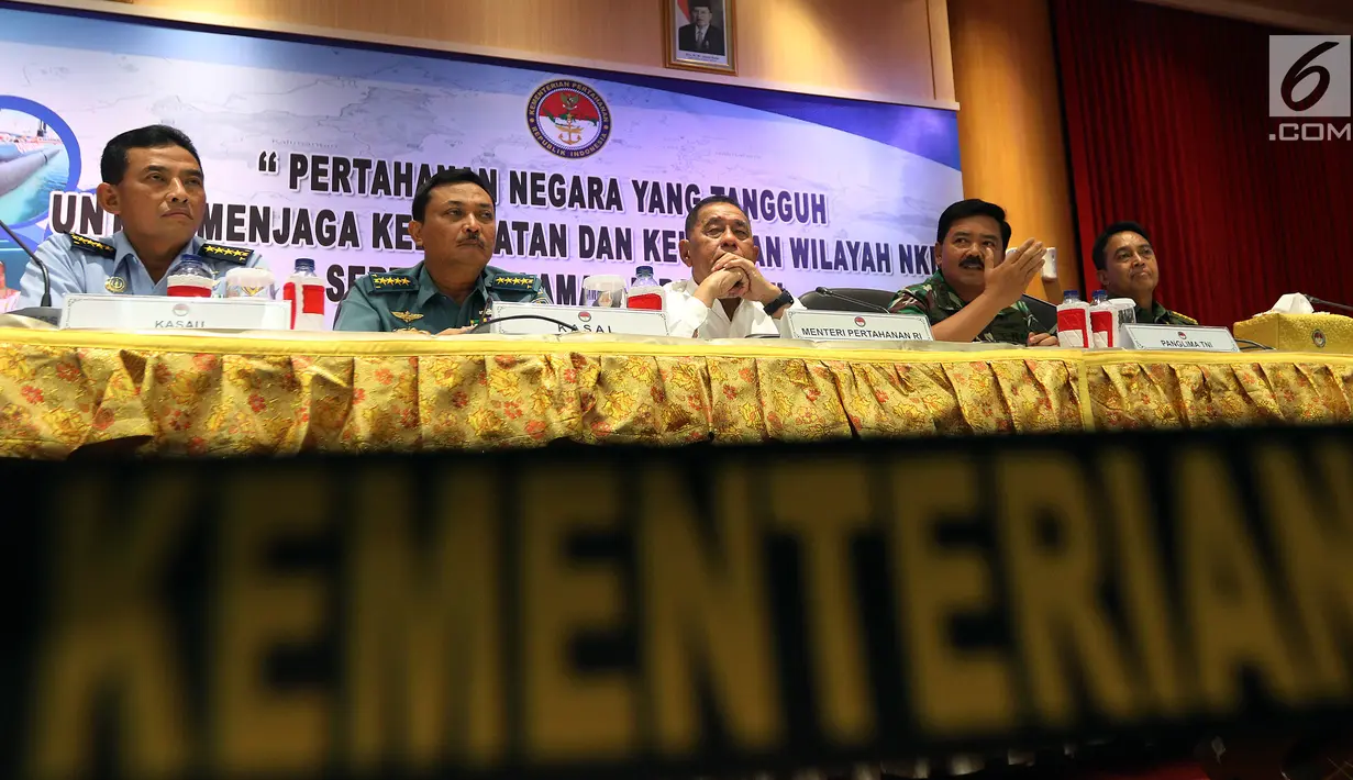 Menhan Ryamizard Ryacudu, Panglima TNI Marsekal Hadi Tjahjanto, KSAU Marsekal Madya Yuyu Sutisna, KSAL Laksamana TNI Siwi Sukma Adji dan KSAD Jenderal TNI Andika Perkasa saat jumpa pers disela Rapim di Jakarta, Rabu (16/1). (Liputan6.com/JohanTallo)