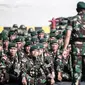 Pangkostrad Letjen Edy Rahmayadi memberikan pengarahan kepada Satgas Pamtas RI-Papua Nugini Yonif Para Raider 330 Kostrad saat pelepasan di Kolinamil TNI AL, Jakarta, Senin (9/5). (Liputan6.com/Faizal Fanani)