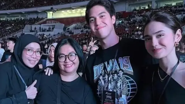 Syifa Hadju di Konser Dewa 19 All Star kenakan baju hitam. [@syifahadju]