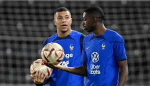 Penyerang Prancis, Ousmane Dembele (kanan) dan Kylian Mbappe ambil bagian dalam sesi latihan di Stadion Jassim-bin-Hamad di Doha, 12 Desember 2022. Prancis akan bermain melawan Maroko dalam pertandingan semifinal Piala Dunia 2022 di Stadion Al Bayt, Al Khor, Kamis (15/12/2022) pukul 02.00 WIB. (AFP/Franck Fife)