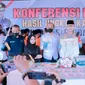 Kapolres Situbondo Andi Sinjaya (Tengah) tunjukan barang bukti yang berhasil disita dari tangan pelaku dalam konfrensi Pers di Mapolres Setempat (Istimewa)