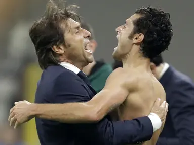 Gelandang Inter Milan, Antonio Candreva berselebrasi bersama pelatih Antonio Conte usai mencetak gol ke gawang Borrusia Dortmund pada pertandingan lanjutan Grup F Liga Champions di stadion San Siro, Italia (23/10/2019). Inter Milan menang 2-0 atas Dortmund. (AP Photo/Luca Bruno)