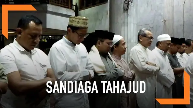 Beberapa jam sebelum coblosan, Calon wakil presiden Sandiaga Uno melakukan salat tahajud berjemaah di Masjid At-Taqwa, Kebayoran Baru, Jakarta Selatan.