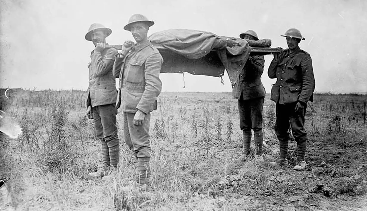 Sejumlah tentara membawa rekannya yang tewas menggunakan tandu dalam pertempuran Somme di Prancis pada Juli 1916. Henry Edward Knobel/Canada. Dept. of National Defence/Library and Archives Canada/PA-000150/Handout via REUTERS.