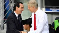 Unai Emery berjabat tangan dengan Arsene Wenger selama pertandingan Grup A Liga Champions UEFA antara PSG dan Arsenal di stadion Parc des Princes di Paris 13 September 2016. Unai resmi menjadi pelatih Arsenal mengantikan Wanger. (AFP Photo/Franck Fife)