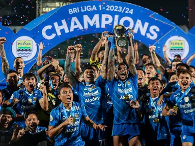 Keberhasilan Persib Bandung menjuarai BRI Liga 1 2023/2024 menjadi gelar ke-8 secara keseluruhan di kasta tertinggi sepak bola Indonesia, sekaligus gelar ketiga di era Liga Indonesia. Setelah terakhir kali menjadi juara Liga Indonesia pada 2014, kini Maung Bandung kembali merebutnya setelah satu dekade berlalu. Meraih dua kemenangan atas Madura United dalam dua leg final Championship Series menjadi bukti ketangguhan Maung Bandung musim ini di BRI Liga 1 2023/2024. (Bola.com/Bagaskara Lazuardi)