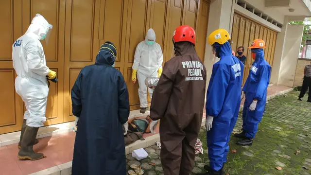 Petugas ber-APD lengkap mengevakuasi jenazah tukang becak yang meninggal dunia mendadak di Purwokerto. (Foto: Liputan6.com/Tagana Banyumas/Muhamad Ridlo)