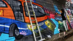 Seniman dari Komunitas mural dan Gravity membuat gambar di Kolong Tol, Jakarta, Rabu (19/6/2019). Pembuatan Mural Gravity tersebut bermaksud untuk membuat lingkungan sekitar menjadi indah dan elok dipandang mata. (Liputan6.com/Johan Tallo)