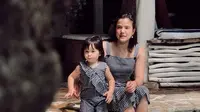 7 Potret Alice Norin dan Sang Putri Pakai Baju Couple, Kompak Banget