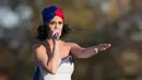 Katy Perry membawakan beberapa hitsnya seperti ‘Teenage Dream’, ‘Roar’, ‘Dark Horse’ dan juga ‘America the Beautiful. Secara jelas pula ia mengatakan “Saya mendukung Hillary” di depan para kaum muda pendukung Hillary. (AFP/Bintang.com)