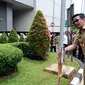 Wagub DKI Jakarta Djarot Saiful Hidayat mengecek kondisi tiang bendera saat inspeksi mendadak di JCC, Selasa (3/1/2016). Tinjauan terkait kesiapan pelaksanaan KTT Luar Biasa OKI pada 6-7 Maret mendatang. (Liputan6.com/Helmi Fithriansyah)