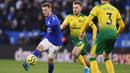 Gelandang Leicester, James Maddison, mengontrol bola saat melawan Norwich pada laga Premier League di Stadion King Power, Leicester, Sabtu (14/12). Kedua klub bermain imbang 1-1. (AFP/Oli Scarff)