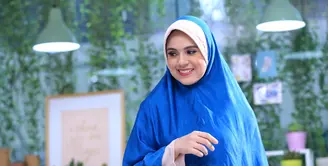 Pertengahan tahun lalu, Nycta Gina memutuskan untuk mengenakan hijab. Harapannya, ia bisa mengenakan busana wajib kaum muslimah menutup auratnya itu bisa istiqomah. (Adrian Putra/Bintang.com)